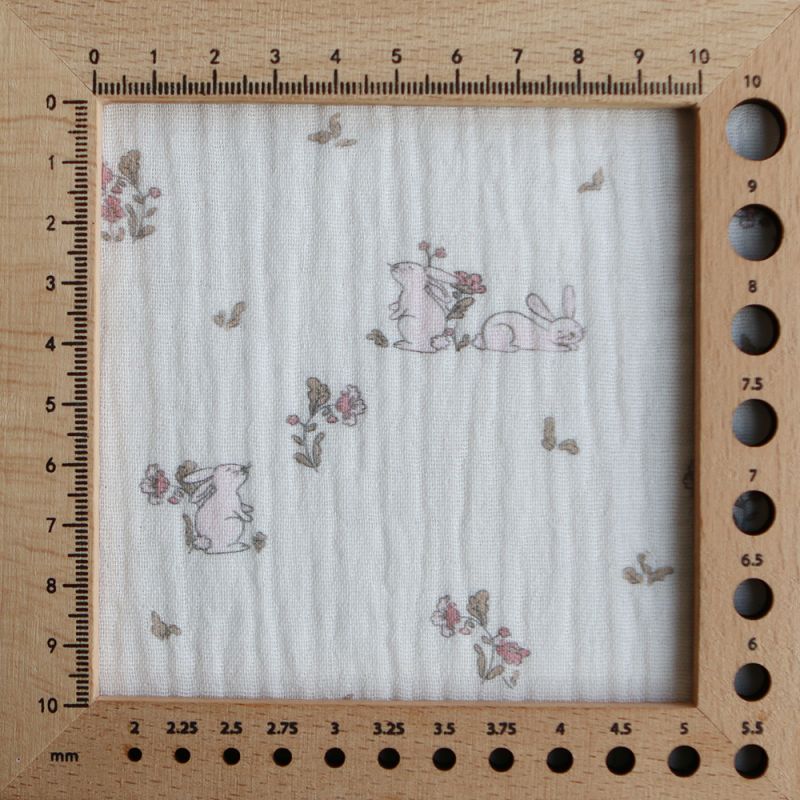 Yuki - Double gaze de coton fond blanc motif petits lapins roses