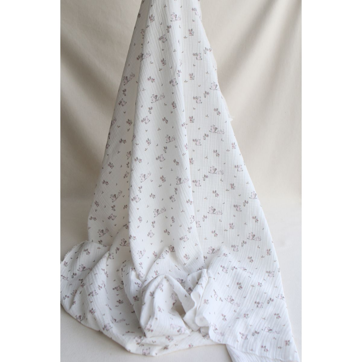 Yuki - Double gaze de coton fond blanc motif petits lapins roses Yuki - Double gaze de coton fond blanc motif petits lapins roses