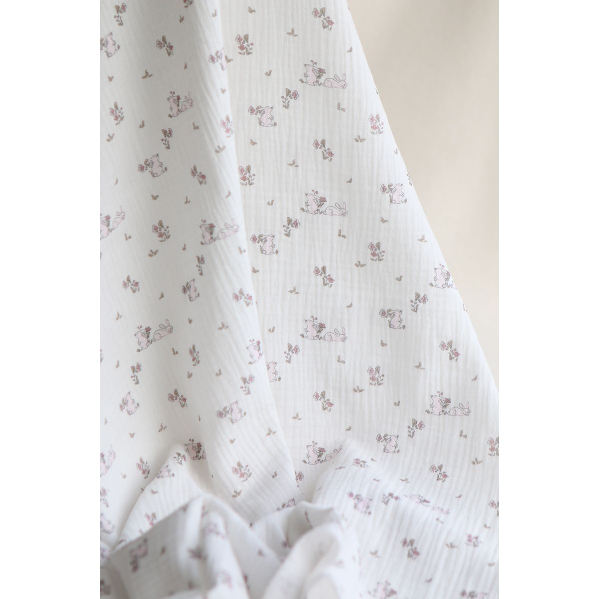 Yuki - Double gaze de coton fond blanc motif petits lapins roses Yuki - Double gaze de coton fond blanc motif petits lapins roses