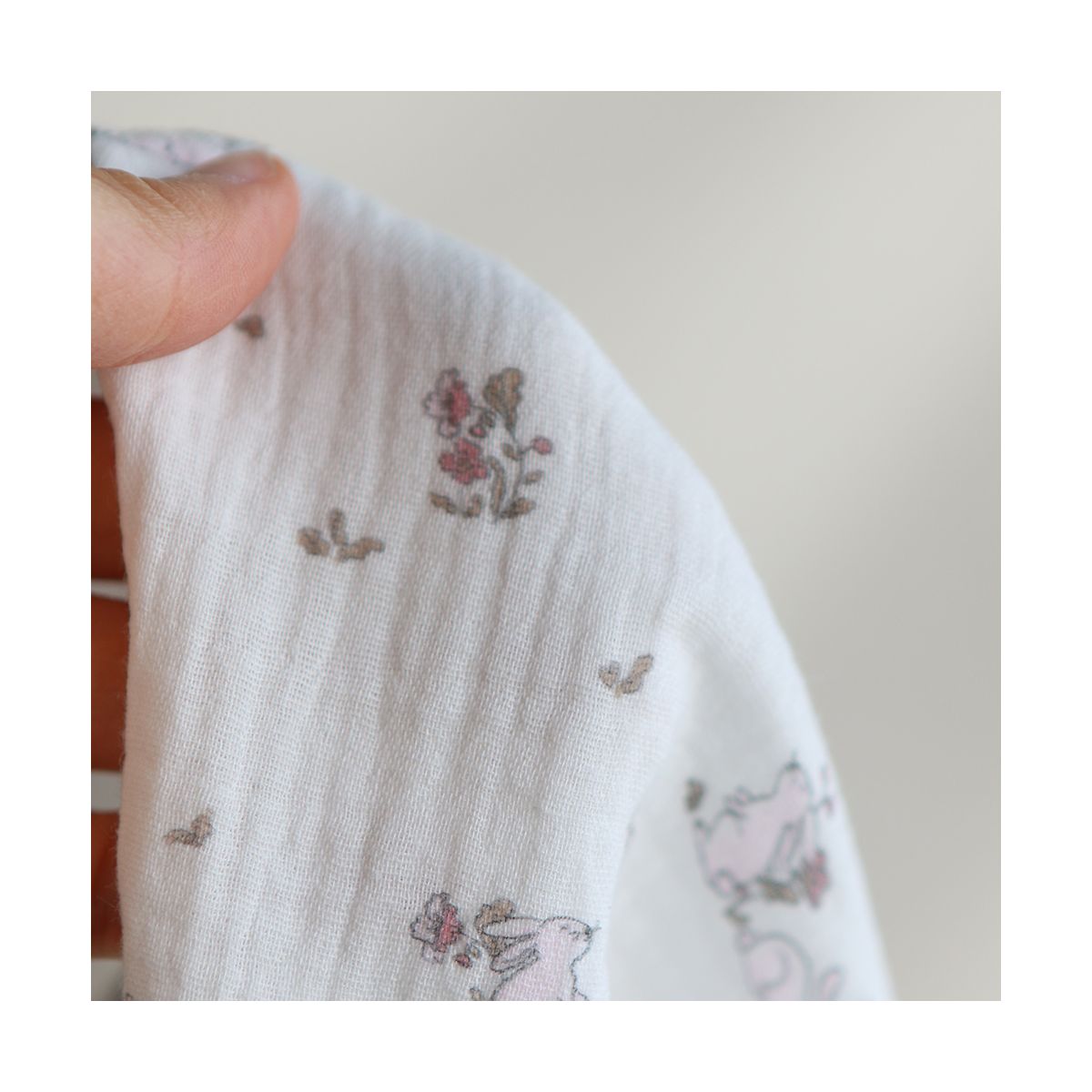 Yuki - Double gaze de coton fond blanc motif petits lapins roses Yuki - Double gaze de coton fond blanc motif petits lapins roses