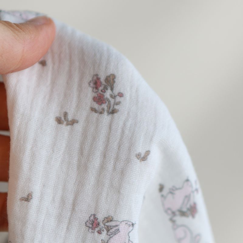 Yuki - Double gaze de coton fond blanc motif petits lapins roses