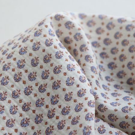 Leela - Double gaze de coton motif fleuri fond écru Leela - Double gaze de coton motif fleuri fond écru