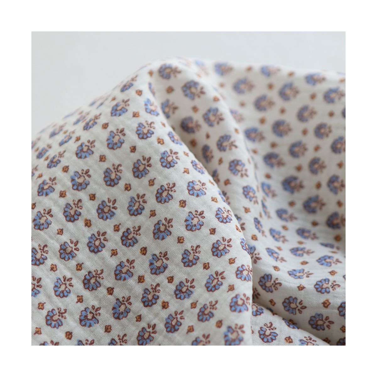 Leela - Double gaze de coton motif fleuri fond écru Leela - Double gaze de coton motif fleuri fond écru
