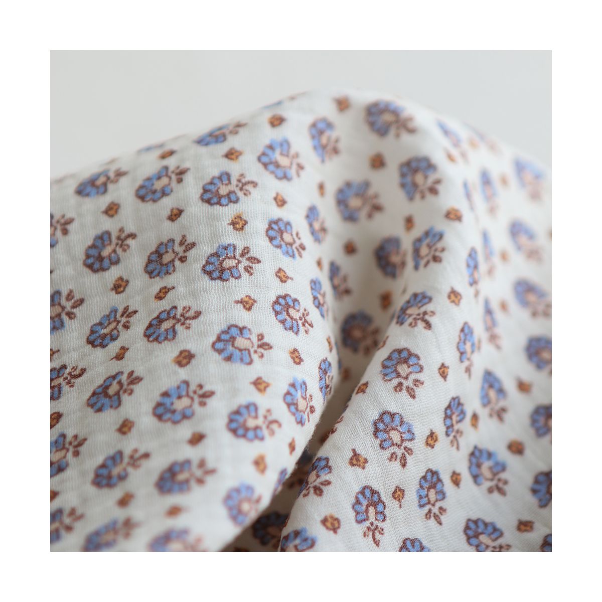 Leela - Double gaze de coton motif fleuri fond écru Leela - Double gaze de coton motif fleuri fond écru