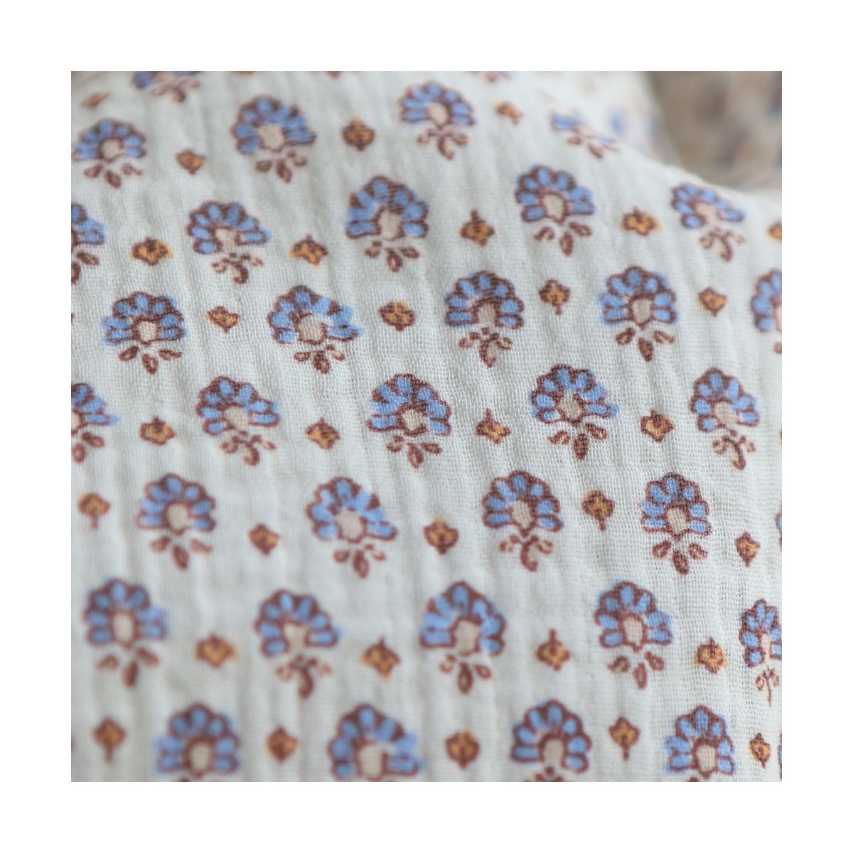 Leela - Double gaze de coton motif fleuri fond écru Leela - Double gaze de coton motif fleuri fond écru