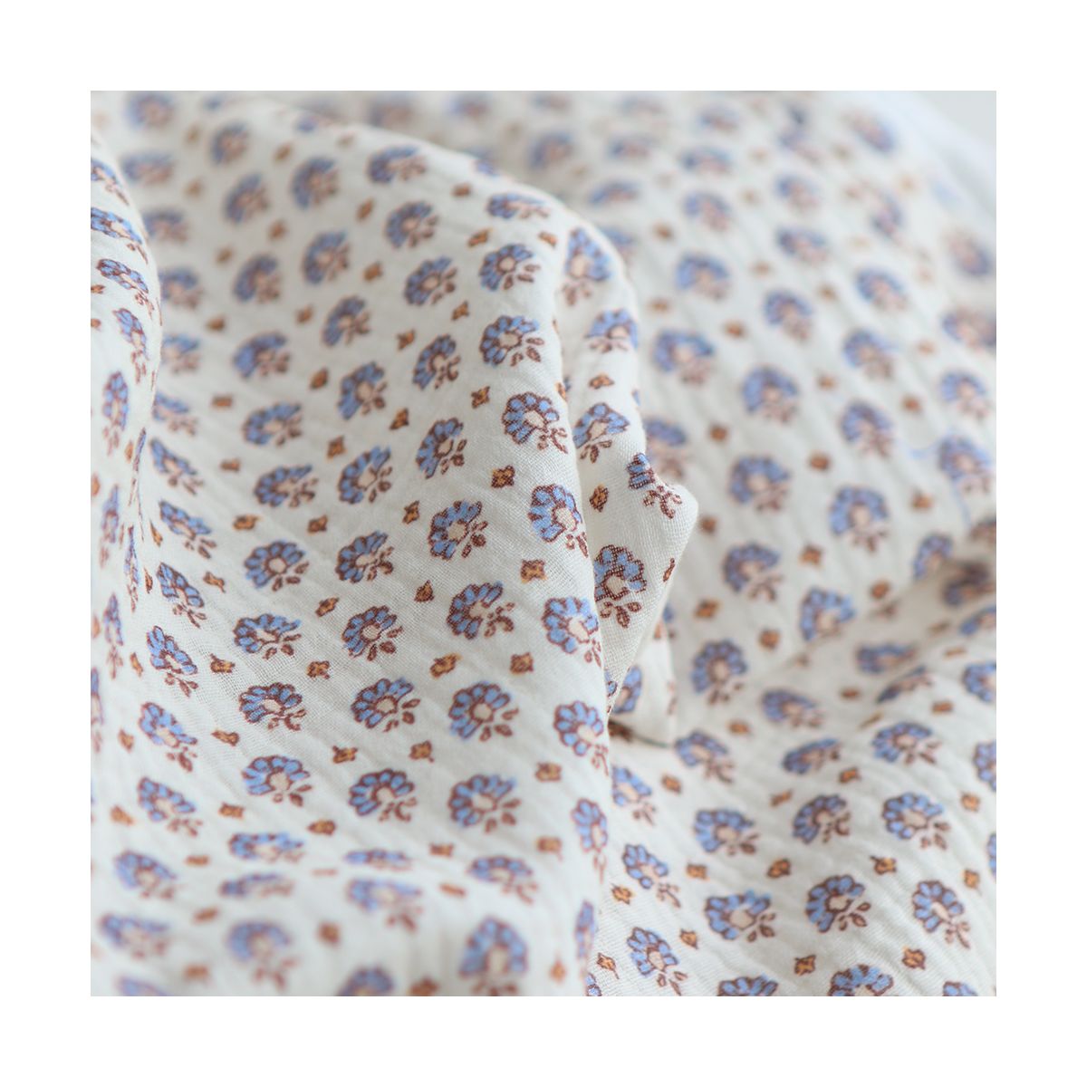 Leela - Double gaze de coton motif fleuri fond écru Leela - Double gaze de coton motif fleuri fond écru