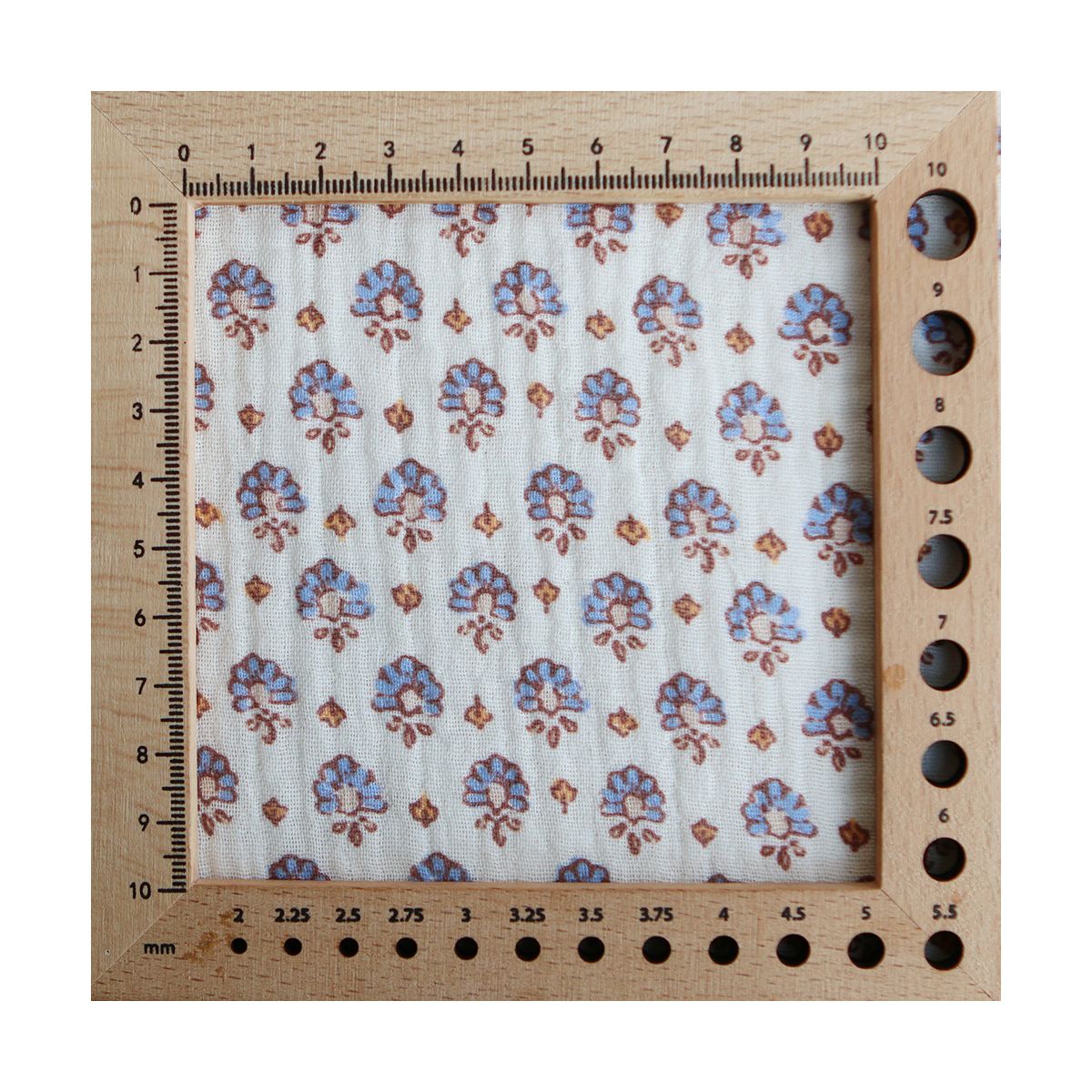 Leela - Double gaze de coton motif fleuri fond écru Leela - Double gaze de coton motif fleuri fond écru