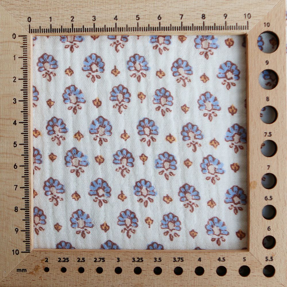 Leela - Double gaze de coton motif fleuri fond écru