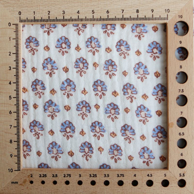 Leela - Double gaze de coton motif fleuri fond écru