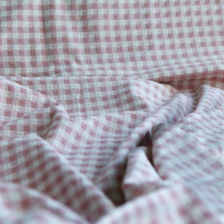 Dick - Seersucker / Coton gaufré texturé vichy 7mm écru et vieux rose Dick - Seersucker / Coton gaufré texturé vichy 7mm écru et vieux rose