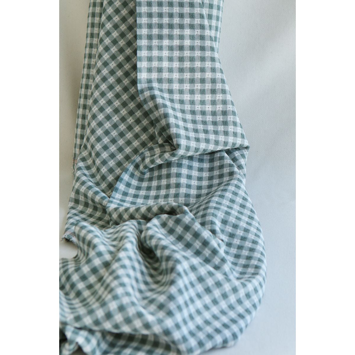 Dick - Seersucker / Coton gaufré texturé vichy 7mm écru et vert sauge Dick - Seersucker / Coton gaufré texturé vichy 7mm écru et vert sauge