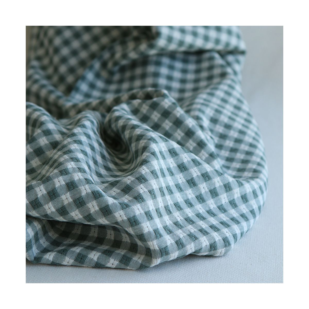 Dick - Seersucker / Coton gaufré texturé vichy 7mm écru et vert sauge Dick - Seersucker / Coton gaufré texturé vichy 7mm écru et vert sauge