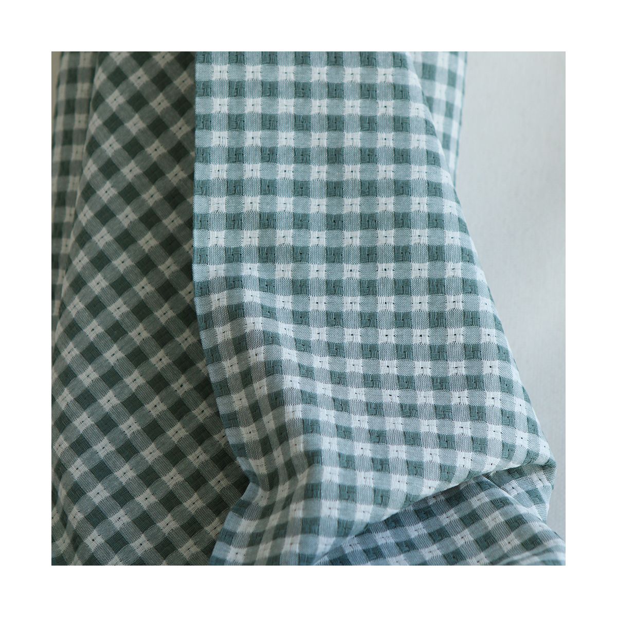 Dick - Seersucker / Coton gaufré texturé vichy 7mm écru et vert sauge Dick - Seersucker / Coton gaufré texturé vichy 7mm écru et vert sauge