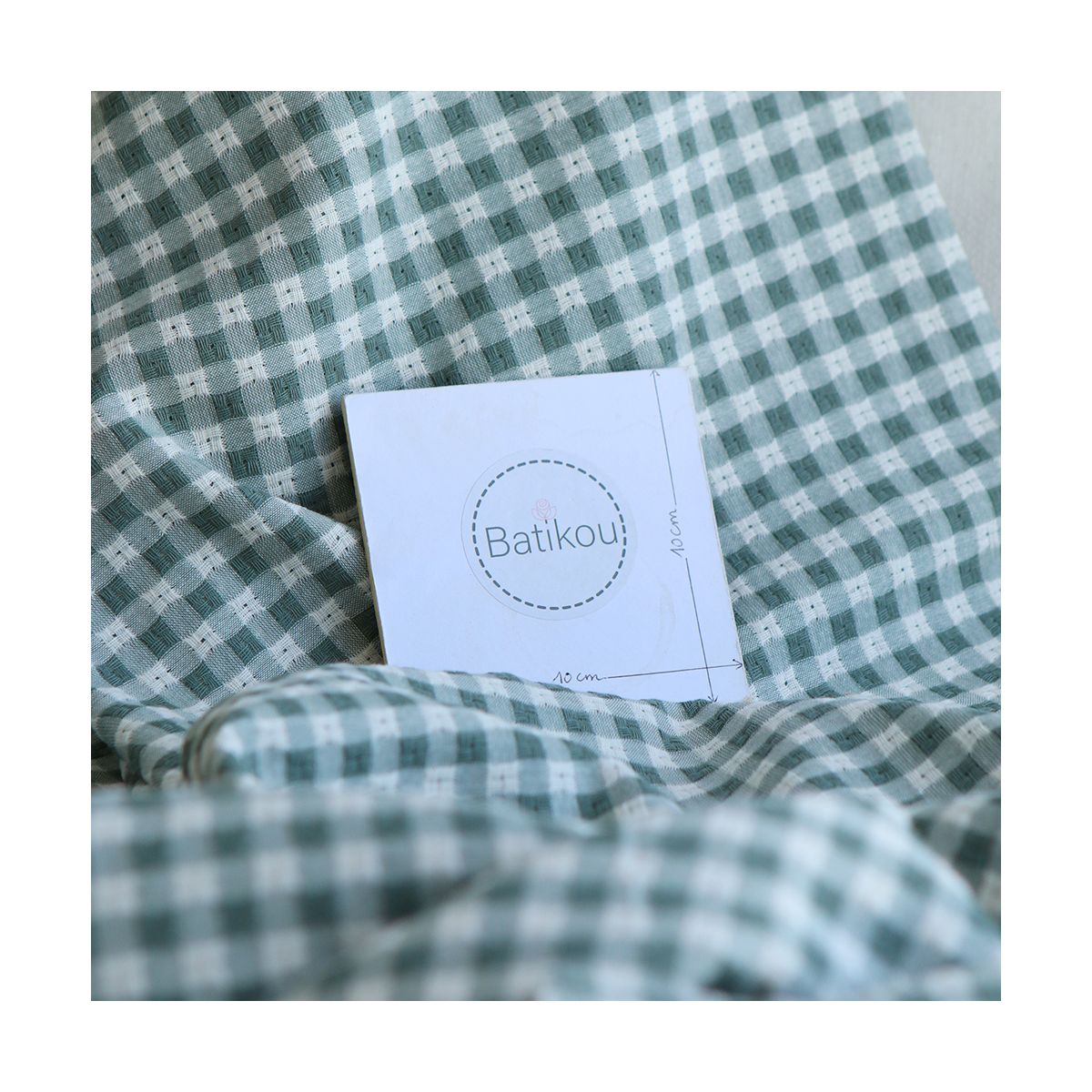 Dick - Seersucker / Coton gaufré texturé vichy 7mm écru et vert sauge Dick - Seersucker / Coton gaufré texturé vichy 7mm écru et vert sauge