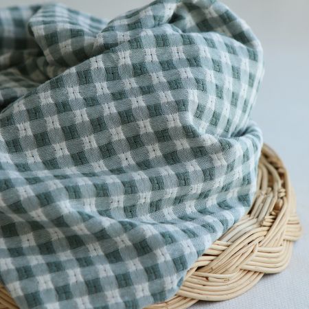 Dick - Seersucker / Coton gaufré texturé vichy 7mm écru et vert sauge Dick - Seersucker / Coton gaufré texturé vichy 7mm écru et vert sauge
