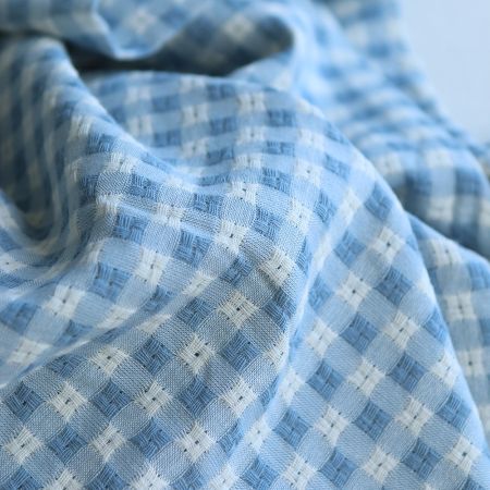 Dick - Seersucker / Coton gaufré texturé vichy 7mm écru et bleu jean tendre Dick - Seersucker / Coton gaufré texturé vichy 7mm écru et bleu jean tendre