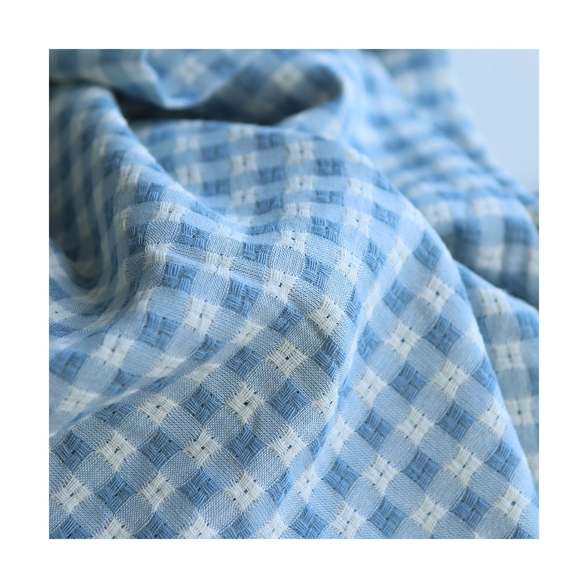 Dick - Seersucker / Coton gaufré texturé vichy 7mm écru et bleu jean tendre Dick - Seersucker / Coton gaufré texturé vichy 7mm écru et bleu jean tendre