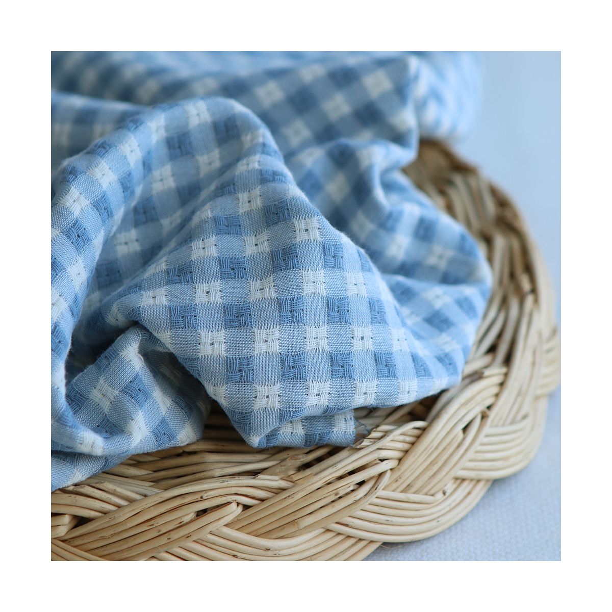 Dick - Seersucker / Coton gaufré texturé vichy 7mm écru et bleu jean tendre Dick - Seersucker / Coton gaufré texturé vichy 7mm écru et bleu jean tendre