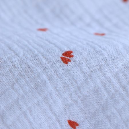 Coreo - Double gaze de coton motif minis coeurs rouges Coreo - Double gaze de coton motif minis coeurs rouges