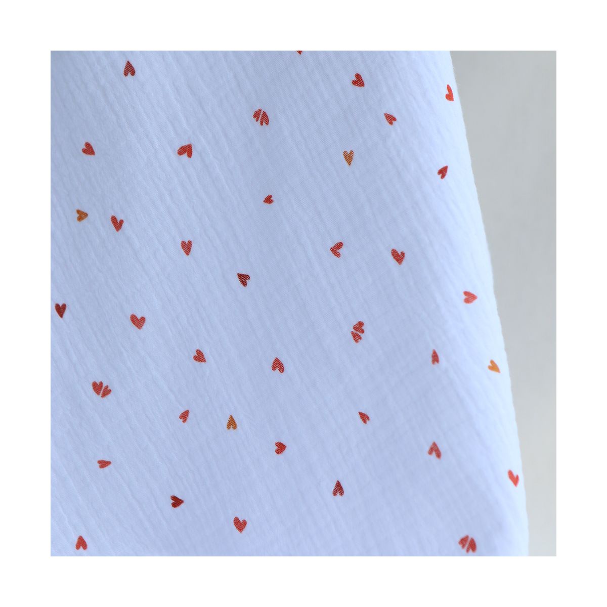 Coreo - Double gaze de coton motif minis coeurs rouges Coreo - Double gaze de coton motif minis coeurs rouges