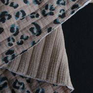 Fauve - Matelassé double gaze de coton motif Graou taupe Fauve - Matelassé double gaze de coton motif Graou taupe