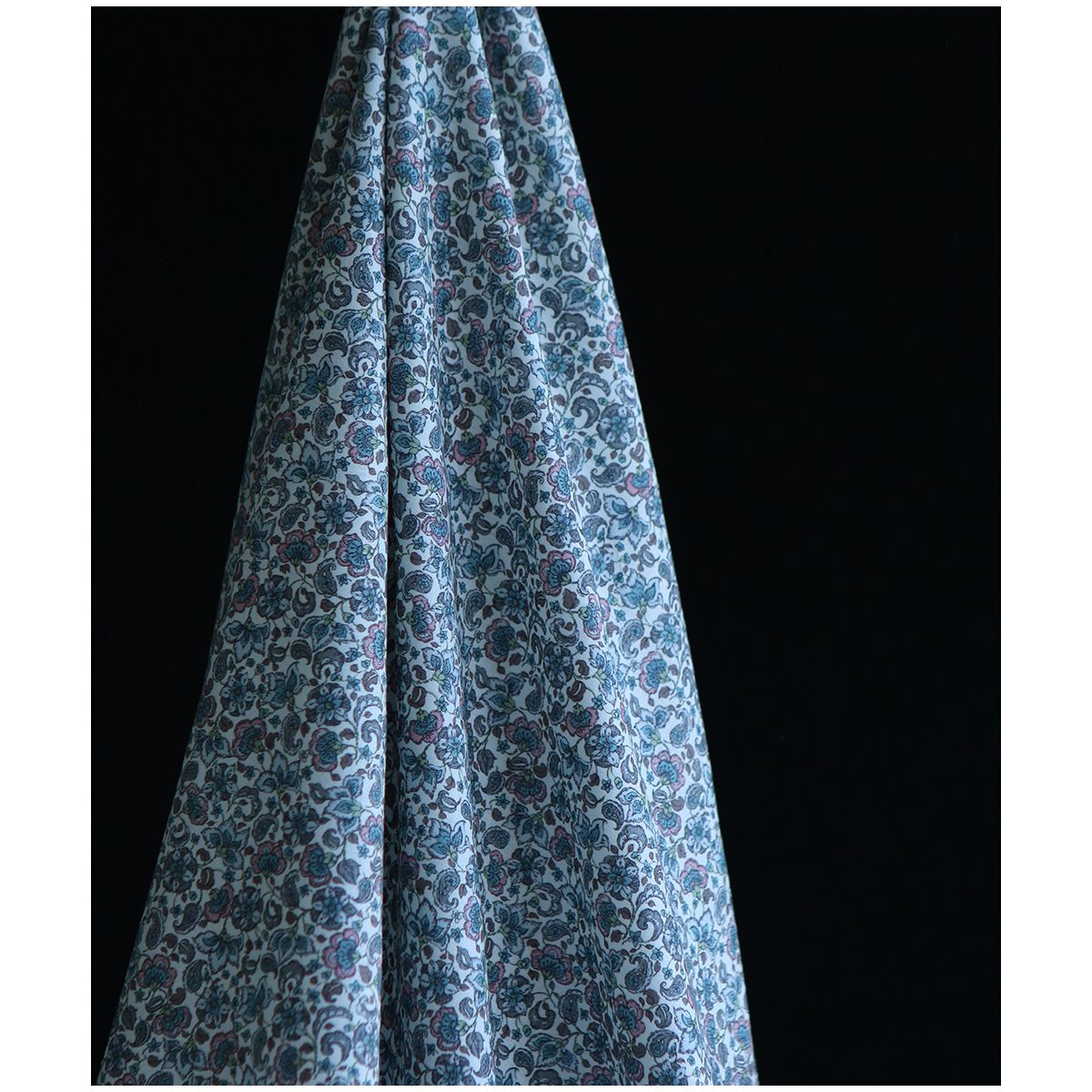 Alya - Batiste de coton SILKYNE à imprimé fleuri bleu Alya - Batiste de coton SILKYNE à imprimé fleuri bleu