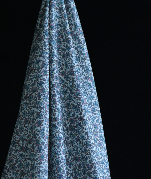 Alya - Batiste de coton SILKYNE à imprimé fleuri bleu