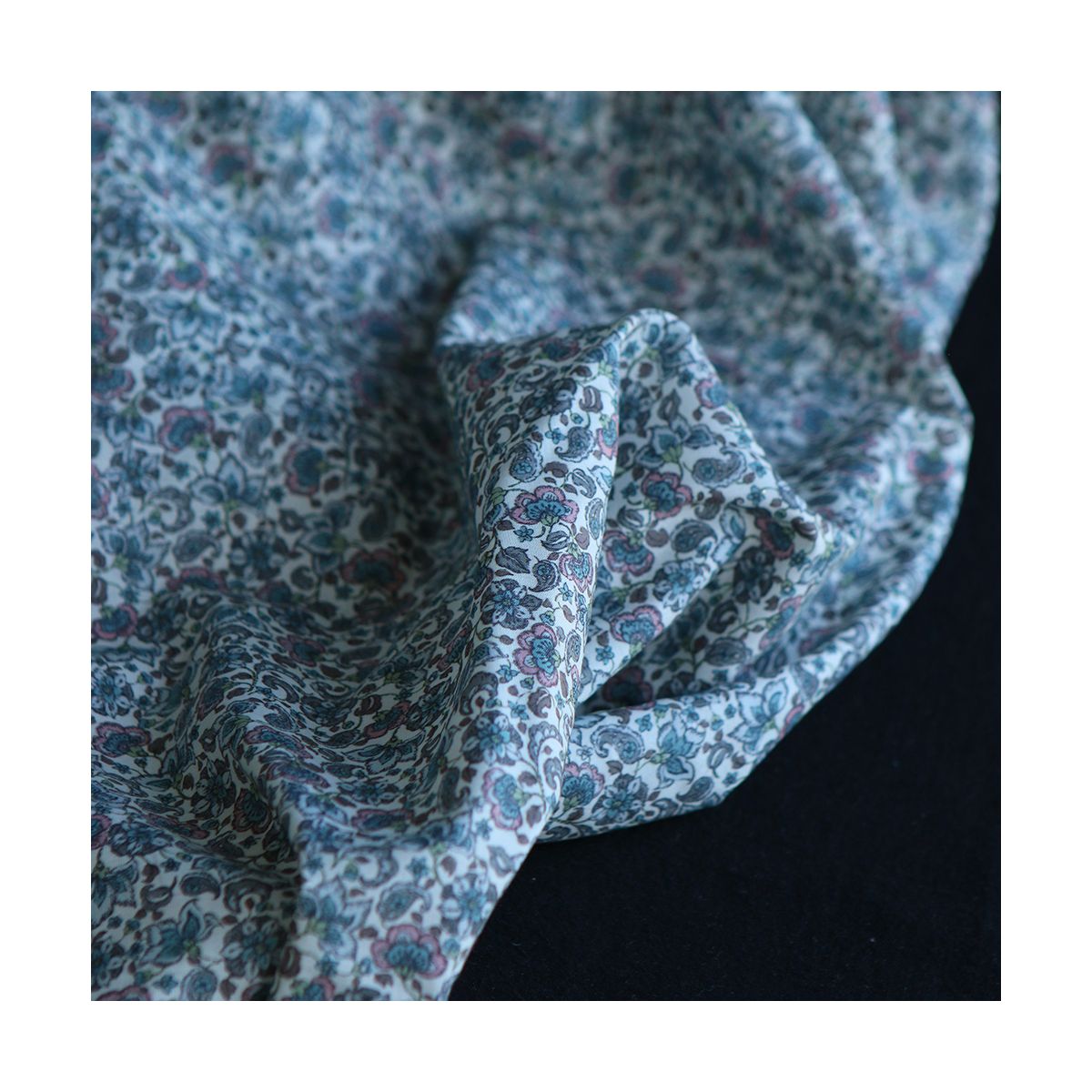 Alya - Batiste de coton SILKYNE à imprimé fleuri bleu Alya - Batiste de coton SILKYNE à imprimé fleuri bleu
