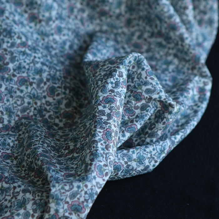 Alya - Batiste de coton SILKYNE à imprimé fleuri bleu