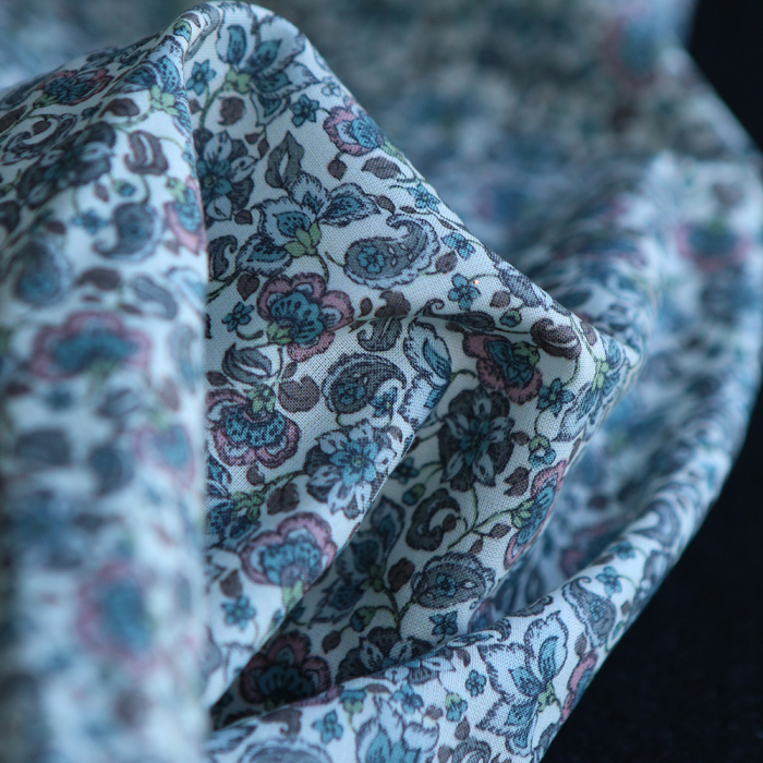 Alya - Batiste de coton SILKYNE à imprimé fleuri bleu