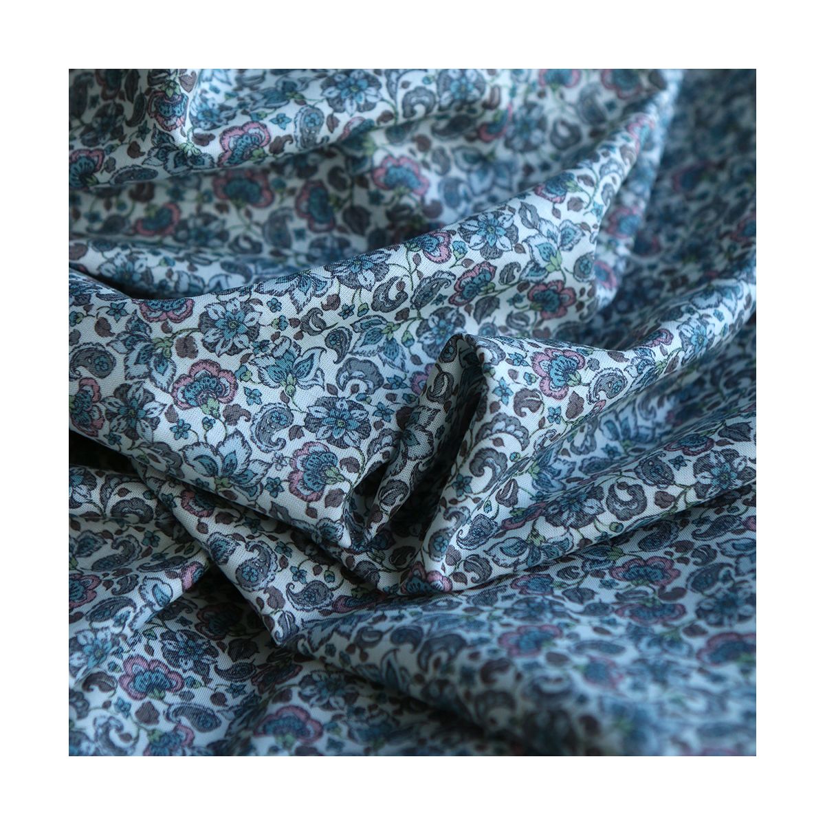 Alya - Batiste de coton SILKYNE à imprimé fleuri bleu Alya - Batiste de coton SILKYNE à imprimé fleuri bleu