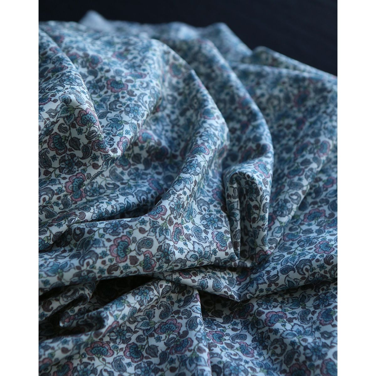 Alya - Batiste de coton SILKYNE à imprimé fleuri bleu Alya - Batiste de coton SILKYNE à imprimé fleuri bleu