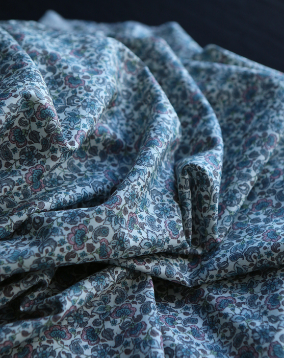 Alya - Batiste de coton SILKYNE à imprimé fleuri bleu