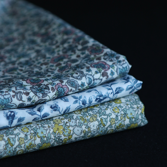 Alya - Batiste de coton SILKYNE à imprimé fleuri bleu