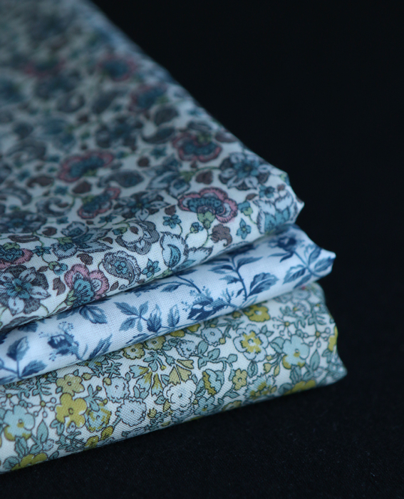 Alya - Batiste de coton SILKYNE à imprimé fleuri bleu