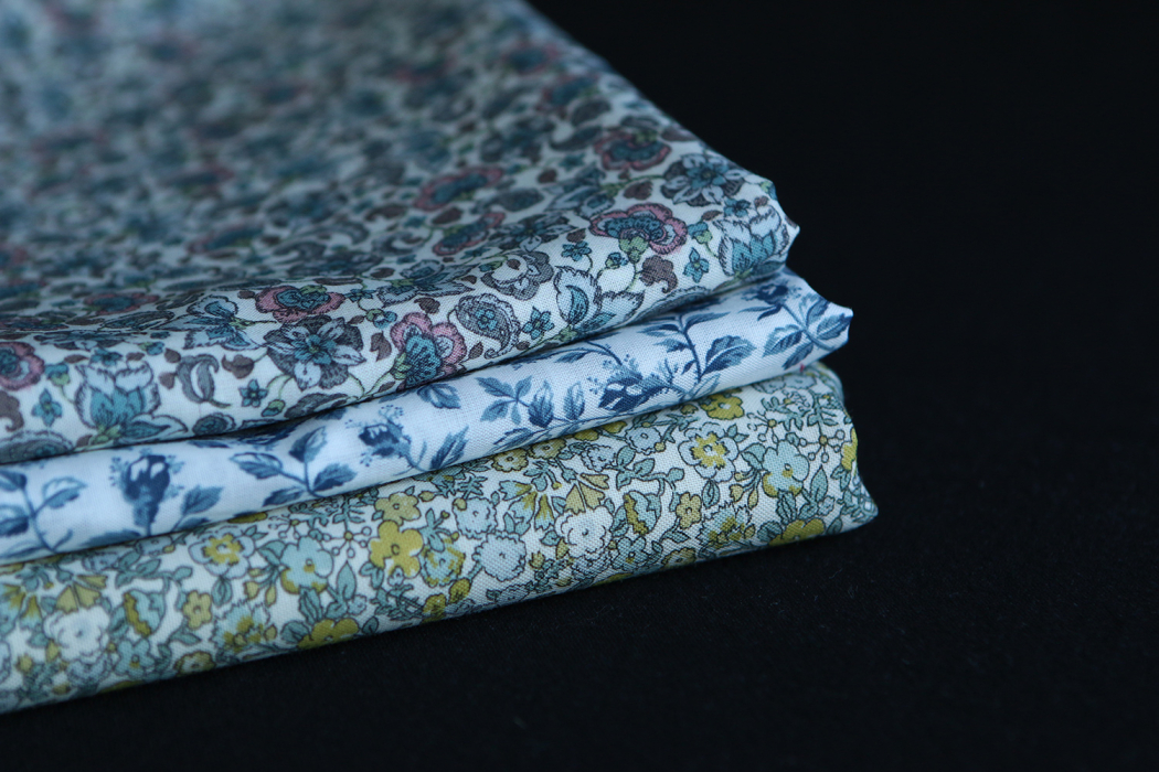 Alya - Batiste de coton SILKYNE à imprimé fleuri bleu