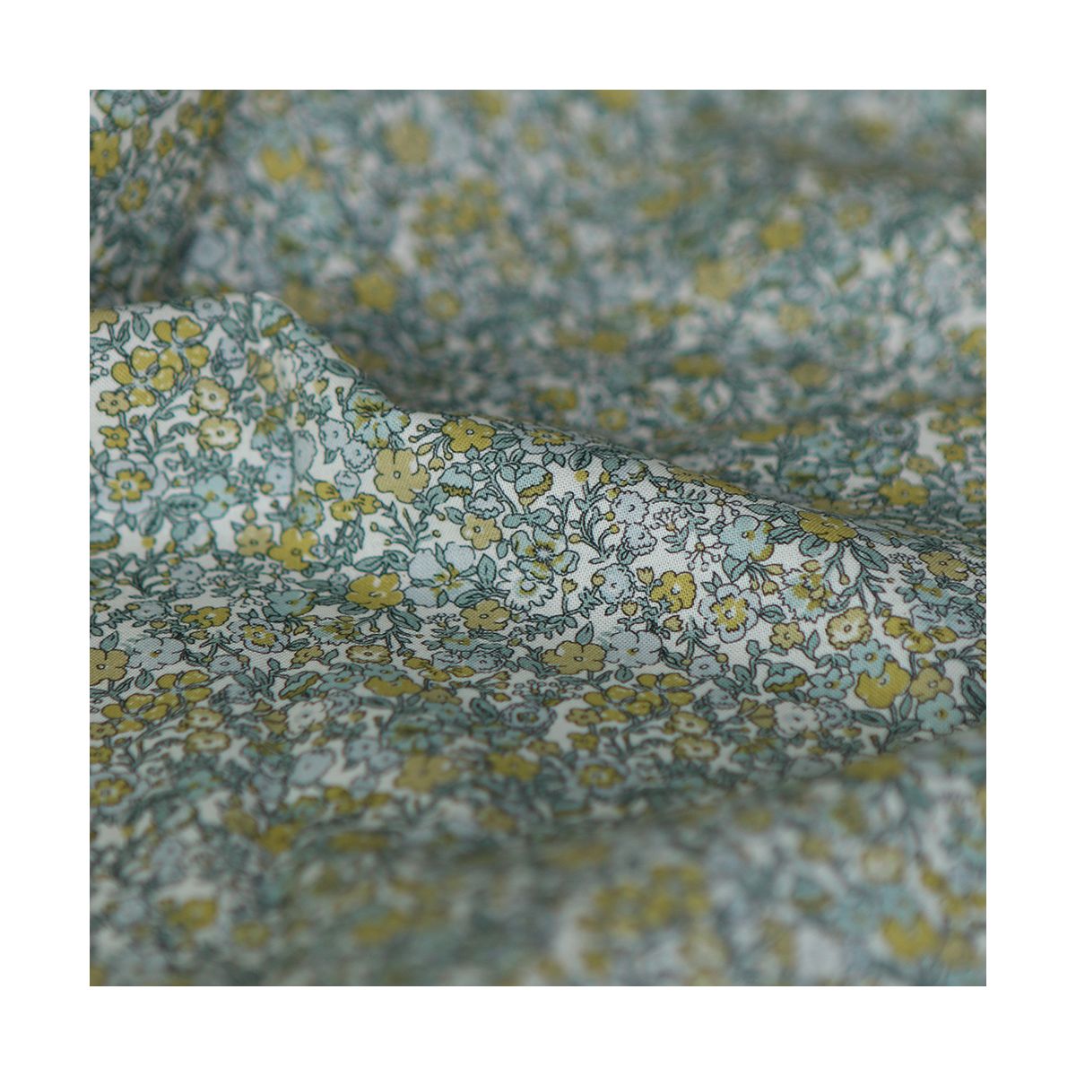 Eleanore - Popeline douce coton organique fond ivoire fleuri vert et jaune Eleanore - Popeline douce coton organique fond ivoire fleuri vert et jaune