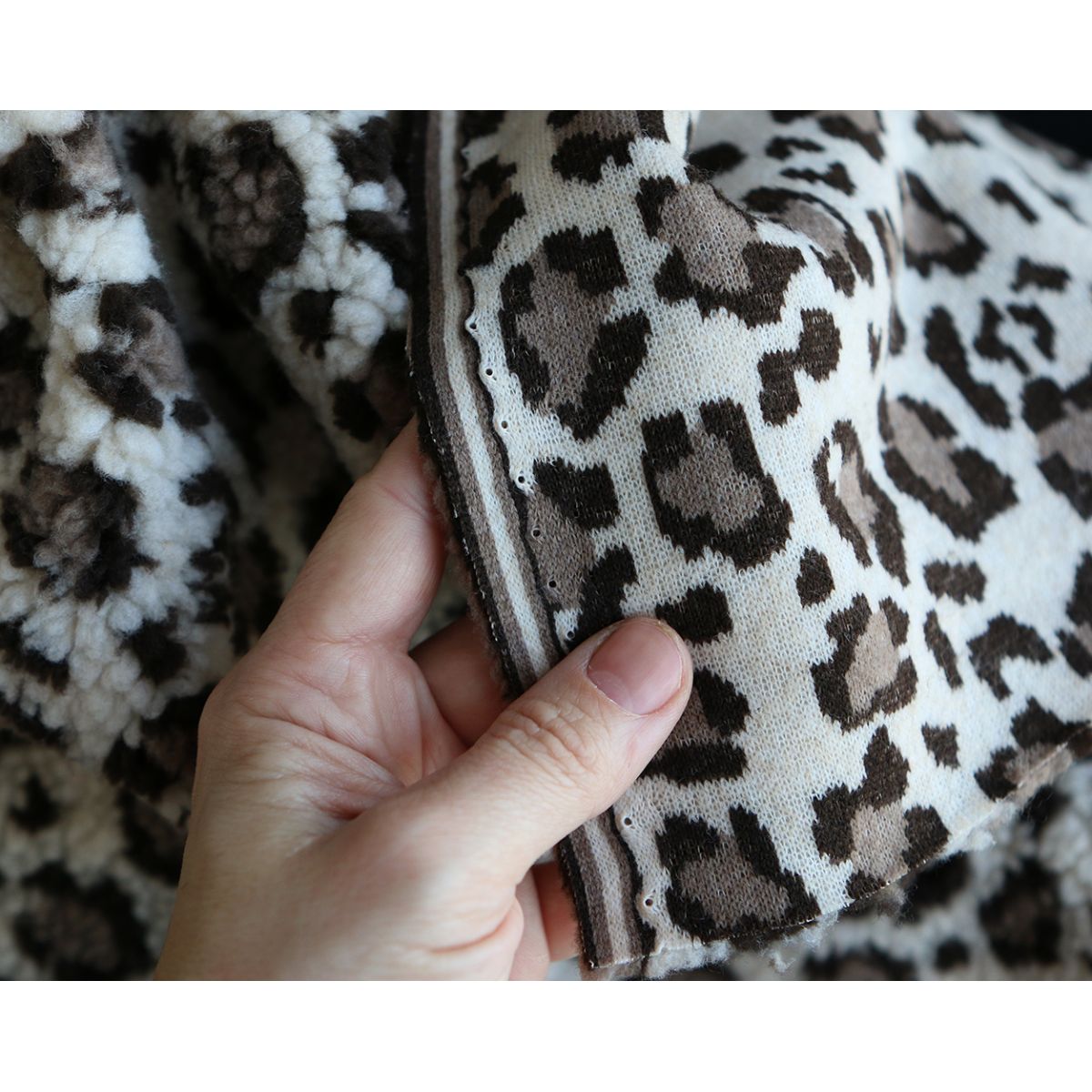 Teddy Sherpa bouclé fond beige clair motif graou Teddy Sherpa bouclé fond beige clair motif graou