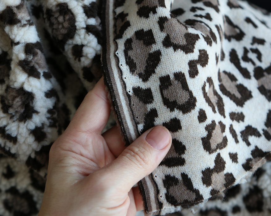 Teddy Sherpa bouclé fond beige clair motif graou