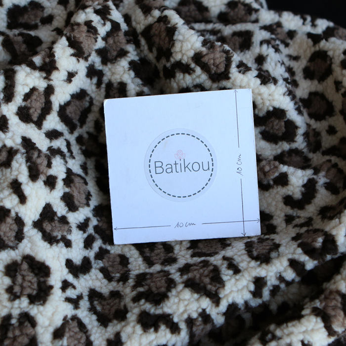 Teddy Sherpa bouclé fond beige clair motif graou