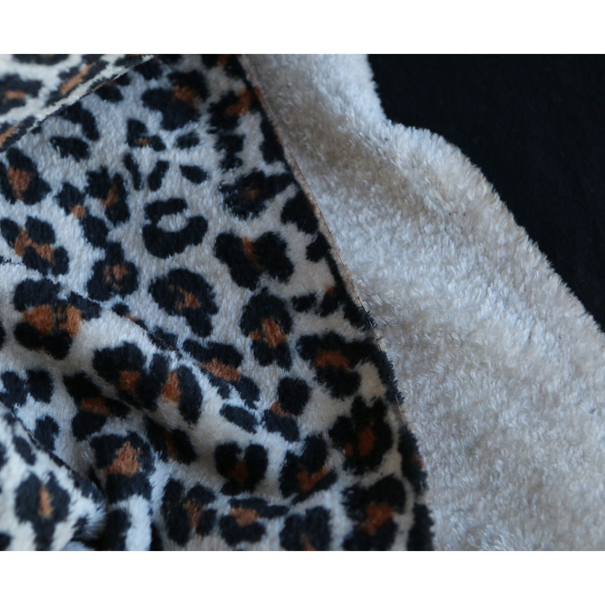 Graou - Polaire double face motif leopard sur fond beige Graou - Polaire double face motif leopard sur fond beige