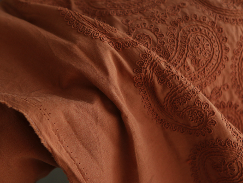 Amanda - Voile de coton brodé coloris roux caramel