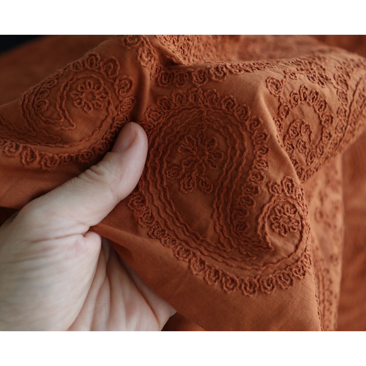 Amanda - Voile de coton brodé coloris roux caramel