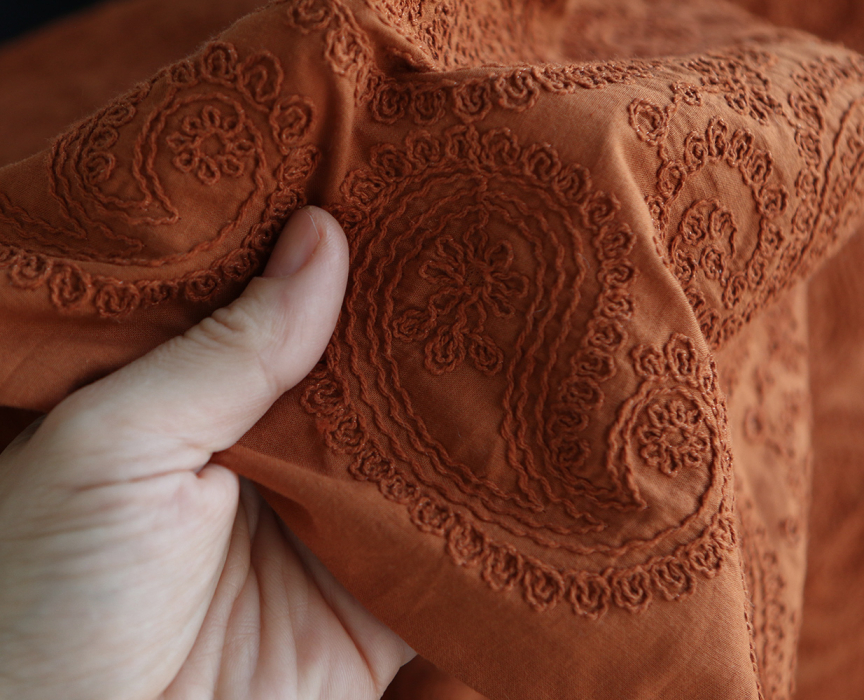 Amanda - Voile de coton brodé coloris roux caramel