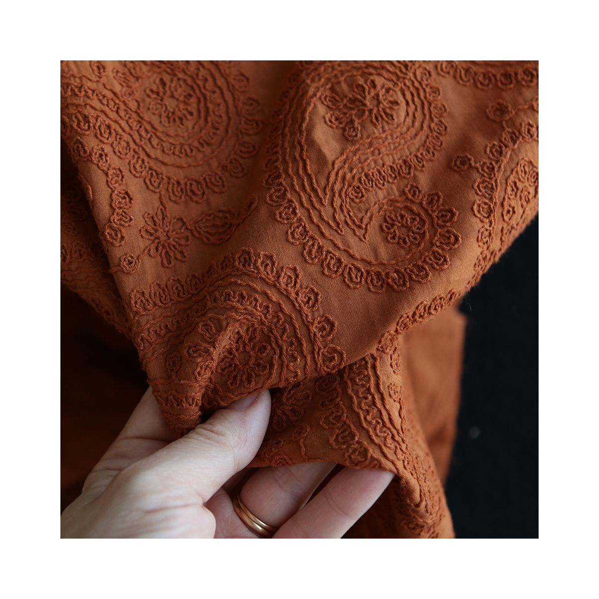 Amanda - Voile de coton brodé coloris roux caramel