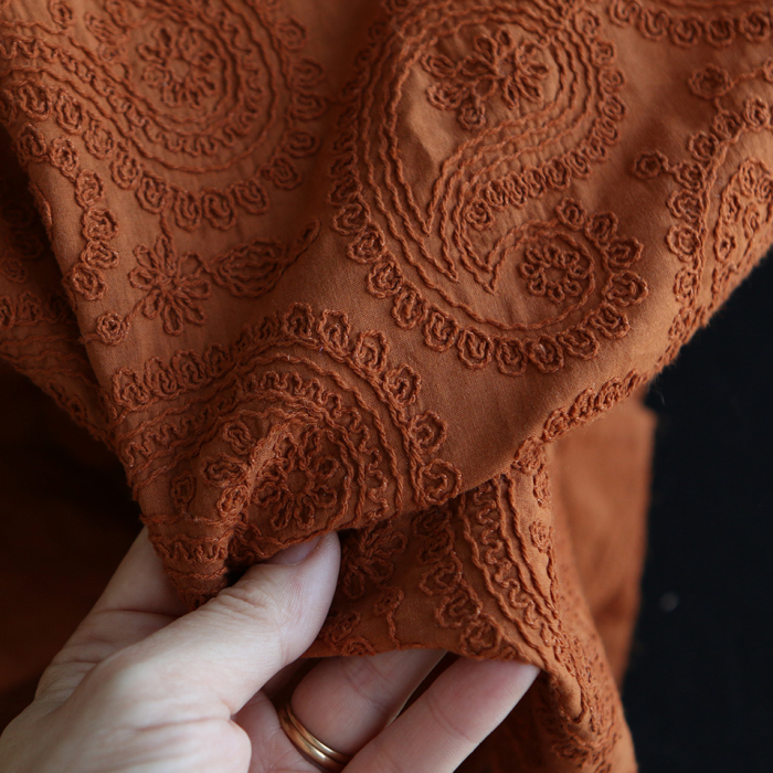 Amanda - Voile de coton brodé coloris roux caramel