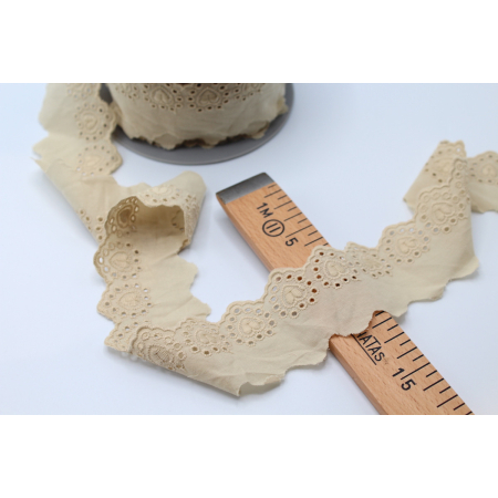 Galon coton broderie anglaise brodé grège 45mm x 1m Galon coton broderie anglaise brodé grège 45mm x 1m