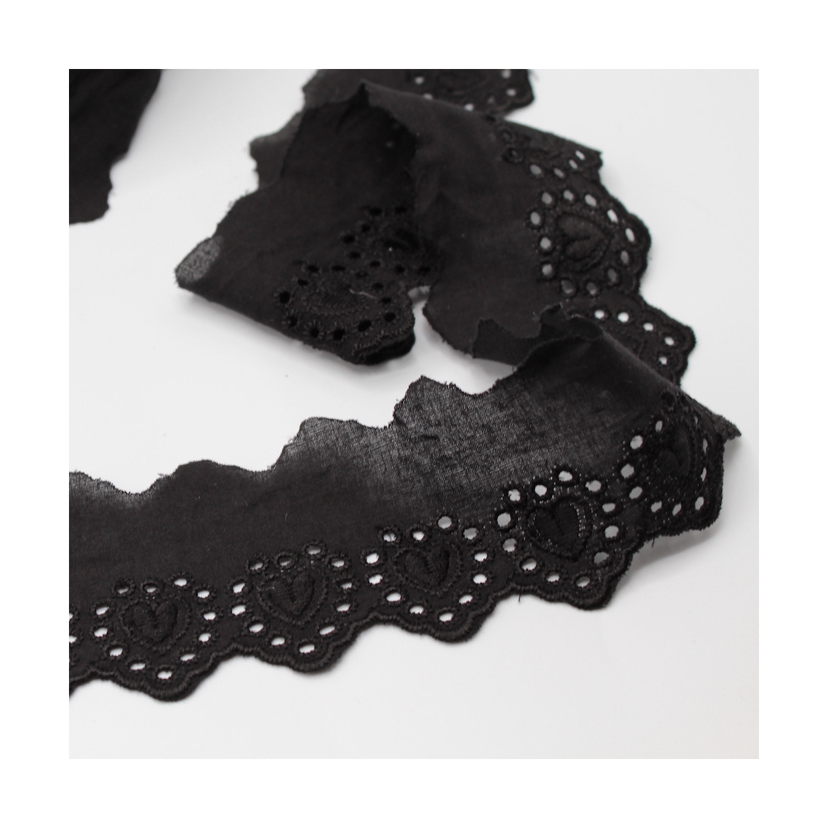 Galon coton broderie anglaise brodé noir 45mm x 1m Galon coton broderie anglaise brodé noir 45mm x 1m