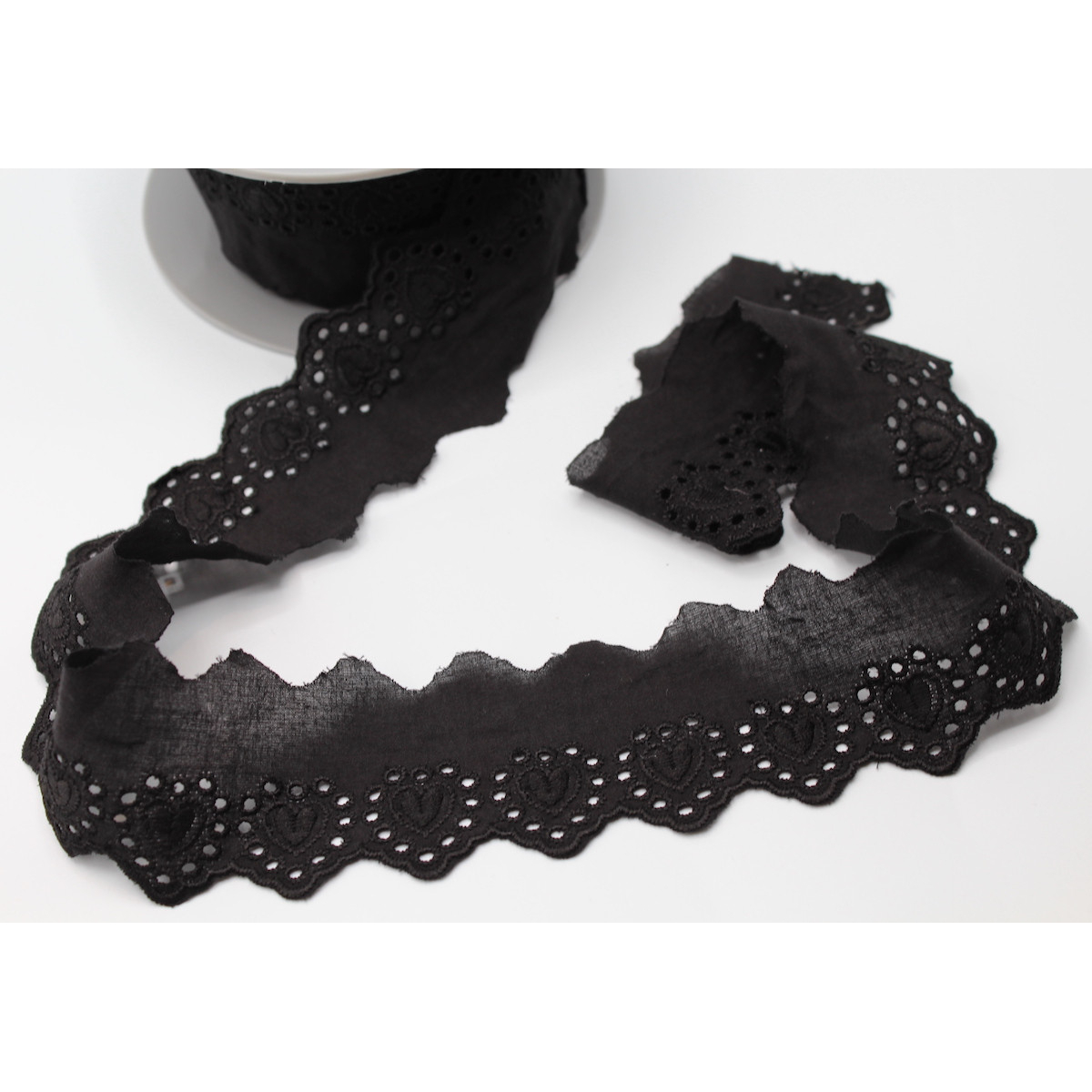 Galon coton broderie anglaise brodé noir 45mm x 1m Galon coton broderie anglaise brodé noir 45mm x 1m
