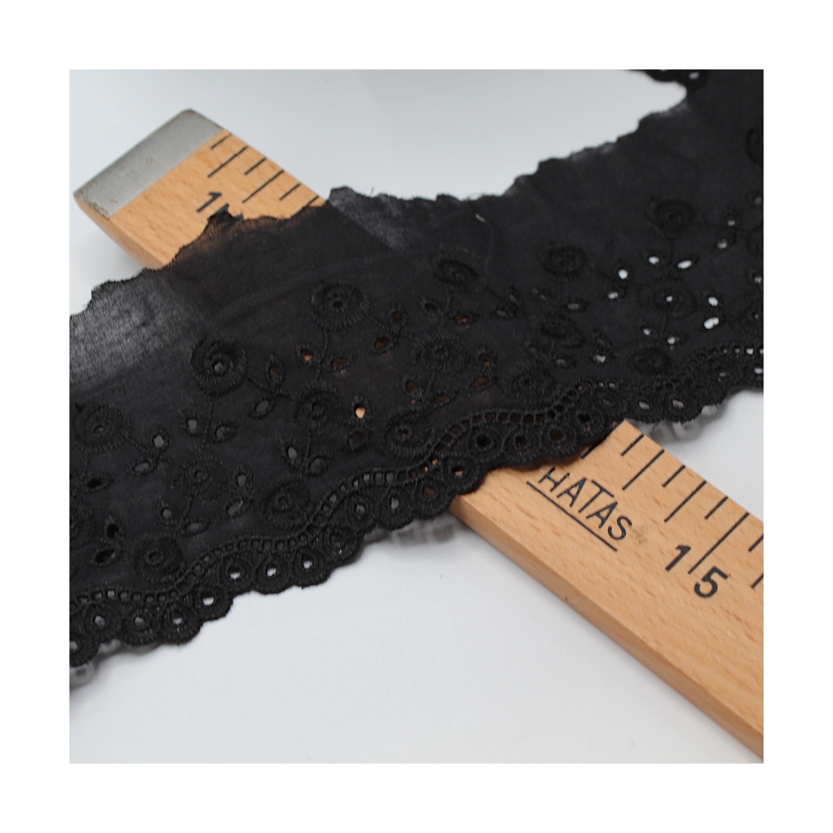 Galon coton broderie anglaise brodé 75mm x 1m noir Galon coton broderie anglaise brodé 75mm x 1m noir